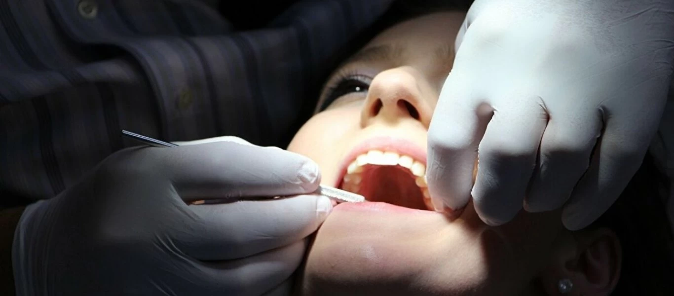 Βρετανία: Όταν ένας απλός πονόδοντος μπορεί να οδηγήσει ένα βήμα από τον... θάνατο